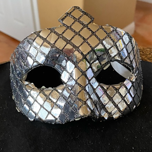 Silver Mosaic Style Bling Eye Mask w/White Ribbon Tie Decor - Picture 5 of 12